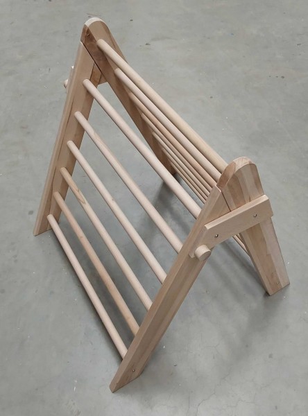 Aufgestelltes klappbares Kletterdreieck aus Buche mit Holzsprossen